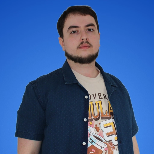 Photo de Rémi Peautre portant un tshirt stylisé couleure crème et une chemise ouverte bleue foncée